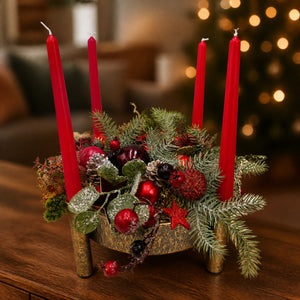 Szene Adventsgesteck Beeren Zapfen Kugeln rot gold