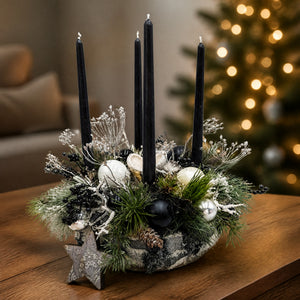 Szene Adventskranz modern Kerzen Kugeln Zapfen schwarz weiß silber