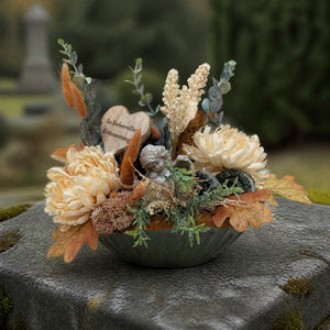 Szene Trauergesteck Engel Chrysanthemen Gräser creme orange