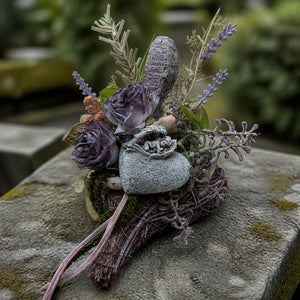 Szene Trauergesteck Engel Herz Rosen Lavendel lila