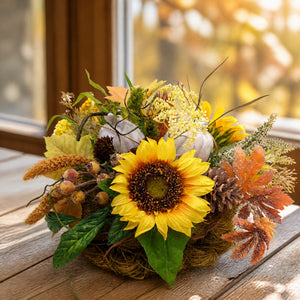 Szene Herbstgesteck Kürbis Sonnenblume Gräser gelb orange