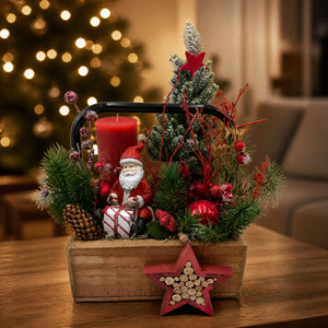 Szene Wintergesteck Weihnachtsgesteck Tischgesteck Weihnachtsmann Kerze rot grün