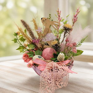 Szene Ostergesteck Frühlingsgesteck Hase Ei Gräser Spitzenband rosa grün