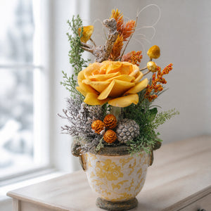 Szene Seidenblumengesteck Wintergesteck Rose Pilze Zapfen Beeren gelb orange