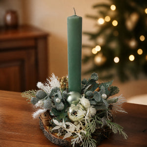 Szene Weihnachtsgesteck Wintergesteck Kerze Kugeln Perlen Blätter grün weiß