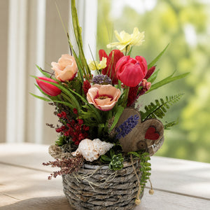 Szene Ostergesteck Frühlingsgesteck Tulpen Anemonen Muschel Gräser bunt