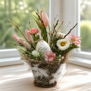 Szene Ostergesteck Frühlingsgesteck Tulpe Bellis Ei Blüten rosa weiß