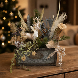 Szene Wintergesteck Weihnachtsgesteck Tischgesteck Hirsch Zapfen creme gold