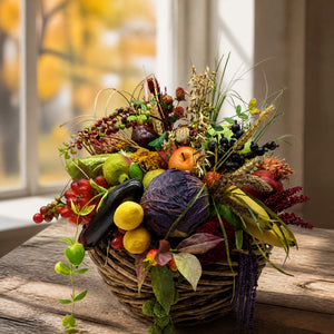 Szene Herbstgesteck Erntedank Korb Obst Gemüse Beeren Gräser bunt