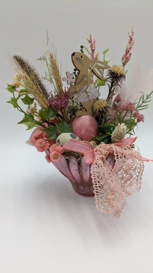 Ostergesteck in Rosa und Grün mit Hase, Wachtelei, Ähren und Trockenblüten in geriffelter rosa Glasschale