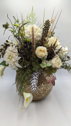 Herbstgesteck mit cremefarbenen Chrysanthemen, Rosen, weißer Calla und Zapfen im goldbraunen Mosaiktopf