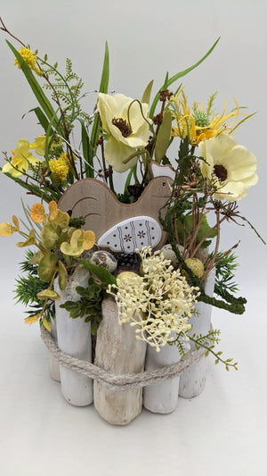 Ostergesteck mit Holzhuhn, cremeweißen Mohnblüten, gelben Narzissen und Gräsern im weißen Holzstab-Topf