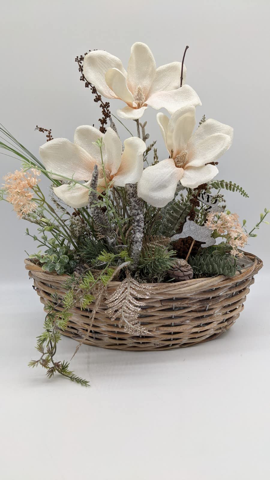 Wintergesteck Blumenarrangement Tischgesteck Magnolien Hirsch Zapfen Farn  apricot