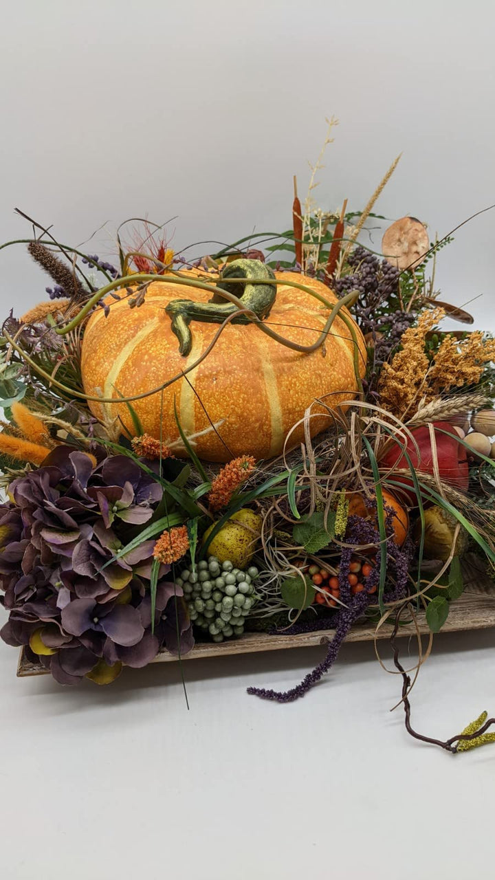 Herbstgesteck Herbstdekoration Ernte-Dank Kürbis Früchte Hortensie Beeren Gräser orange lila