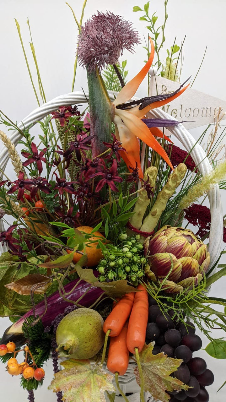 Blumenarrangement Herbstgesteck Herbstdekoration Ernte-Dank-Korb Strelizie Obst Gemüse Gräser bunt