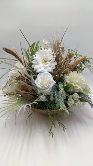 Herbstgesteck in flacher Schale mit weißer Gerbera, cremefarbener Rose, Nelke, Getreideähren und grünen Gräsern
