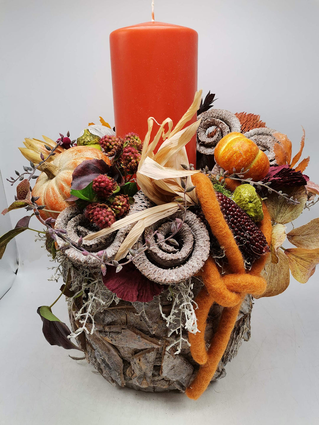 Blumengesteck Gesteck Herbstgesteck Herbstdeko Kerze Kürbis Mais Beeren Blätter orange XL