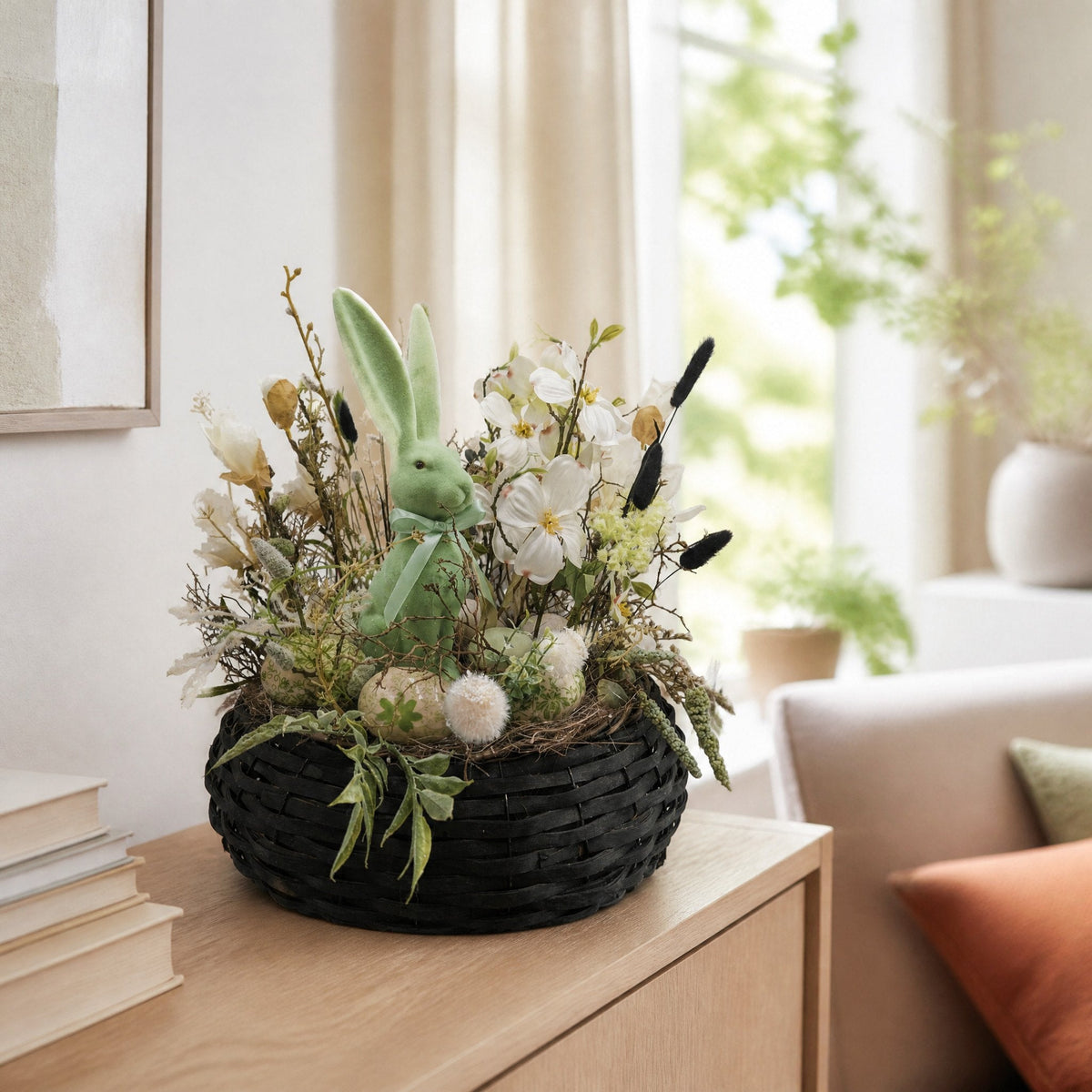 Ostergesteck mit Hase und Magnolien im hellen Wohnzimmer