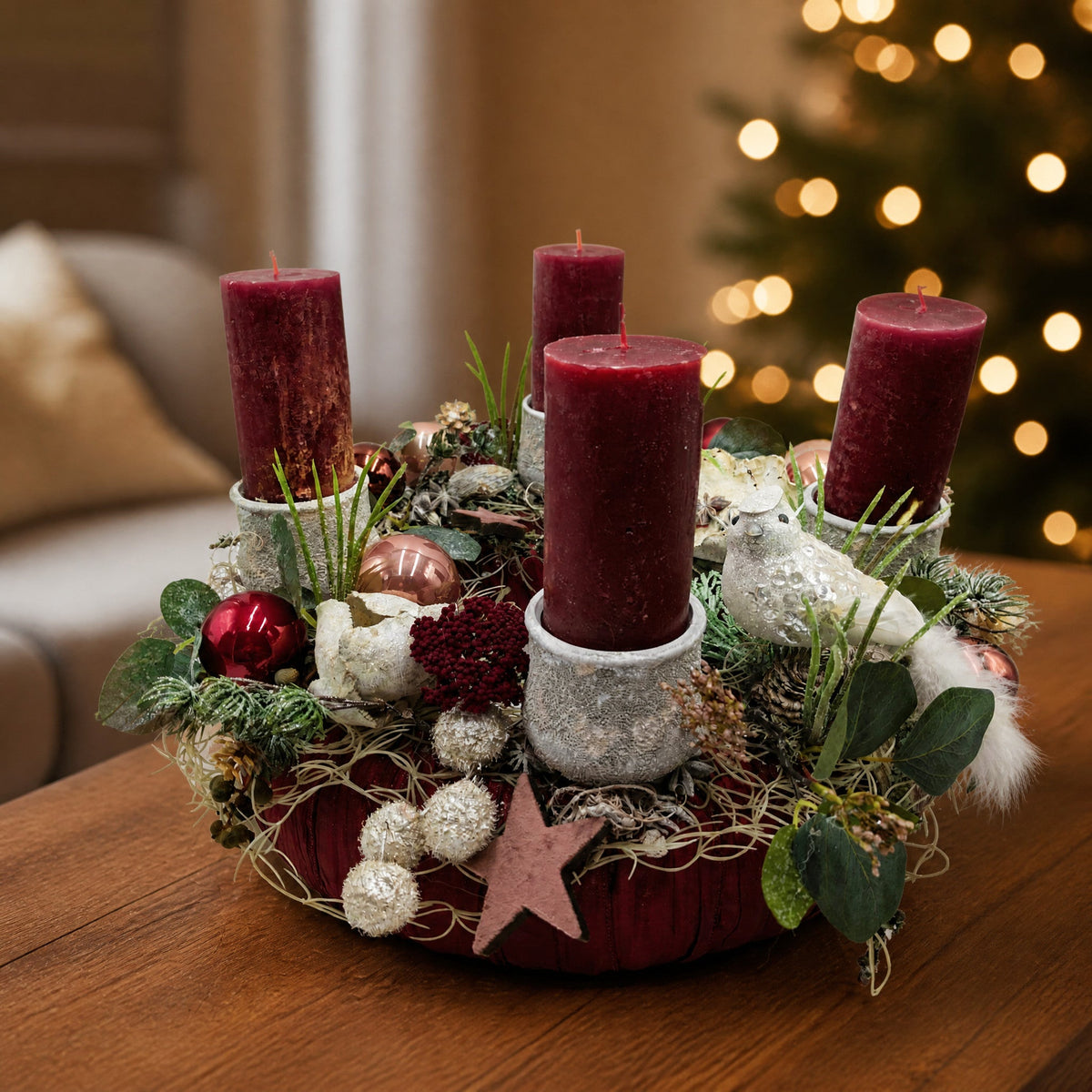 Roter Adventskranz in Bordeaux mit Kerzen