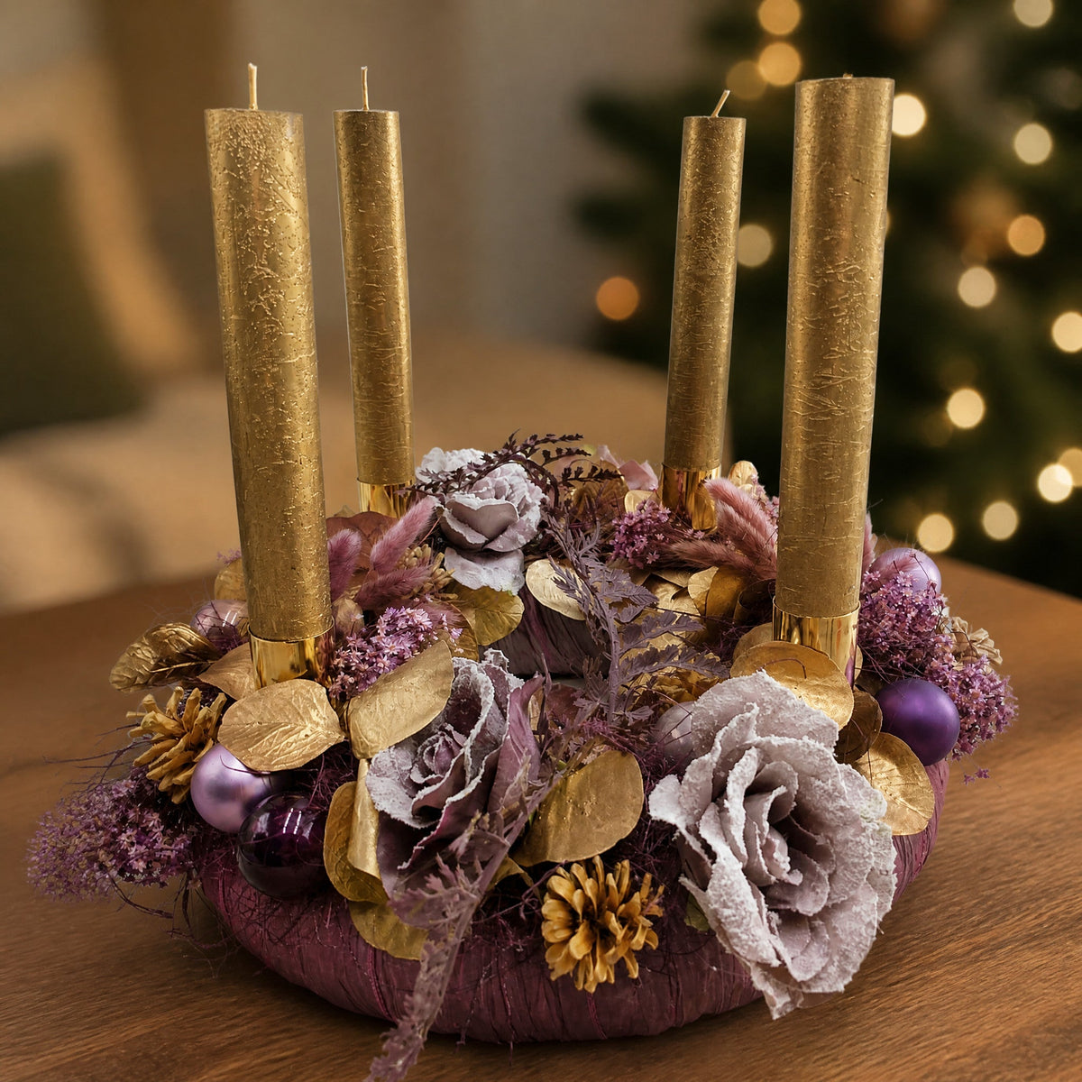 Adventskranz mit goldenen Stabkerzen und Rosen
