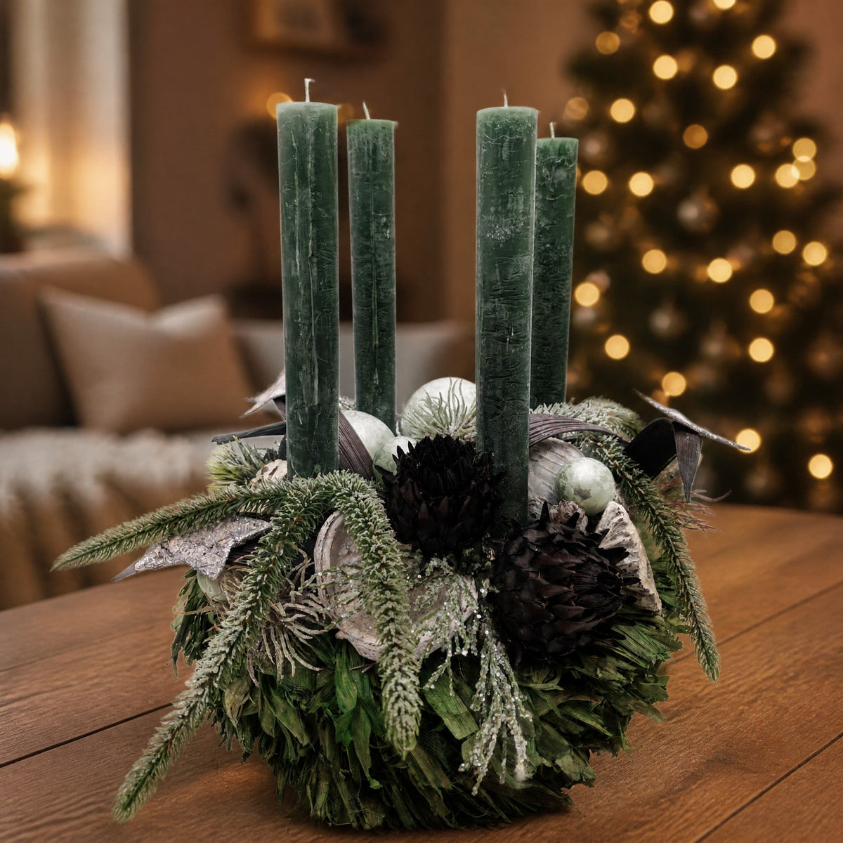 Grüner Adventskranz mit dunkelgrünen Stabkerzen