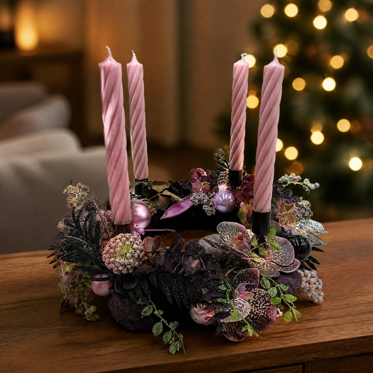Moderner Adventskranz mit Orchideen und rosa Stabkerzen