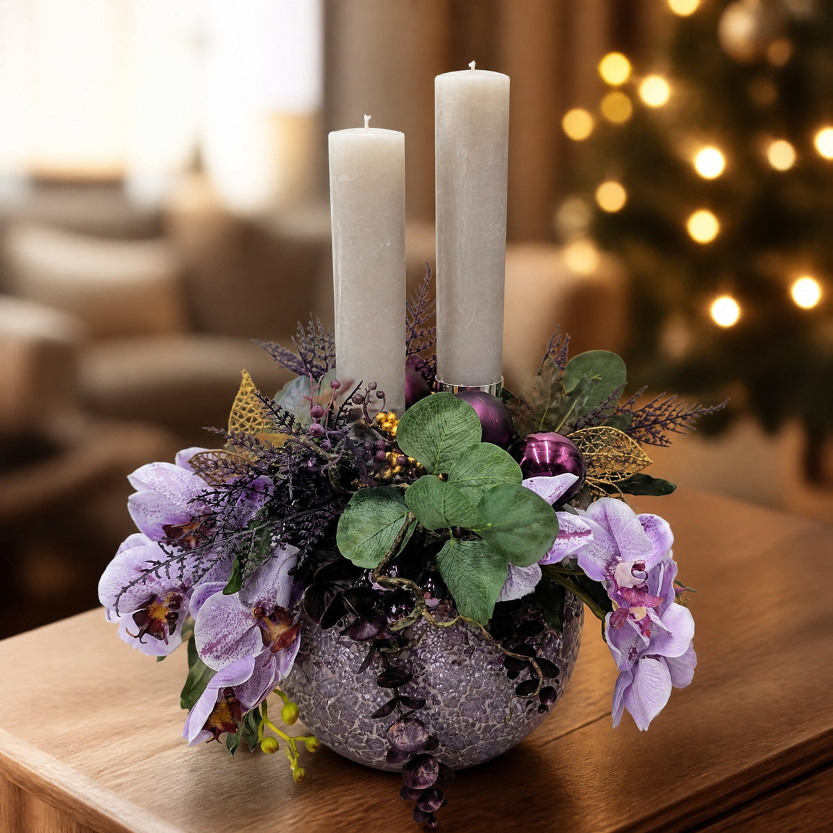 Modernes Adventsgesteck mit Orchideen und Kerzen in Lila und Grau