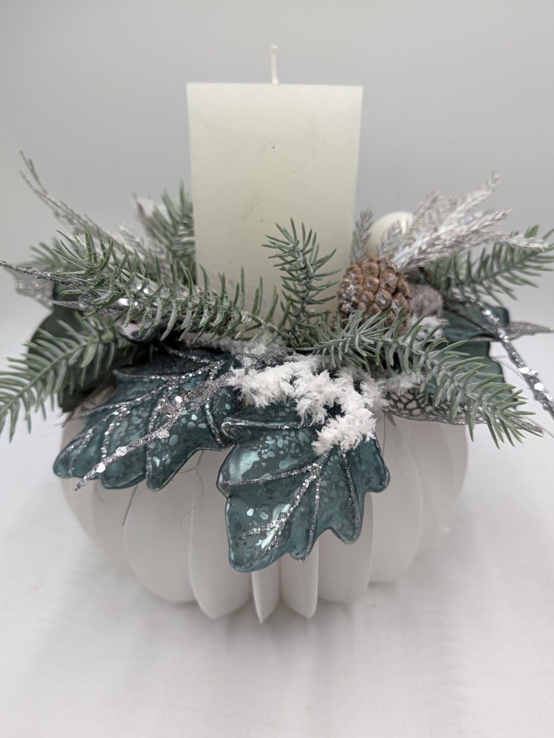 Wintergesteck Kerze Tanne Zapfen weiß mint silber – Ansicht 3