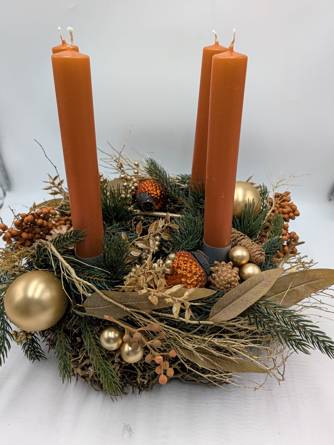 Adventskranz Stabkerzen Tanne Kugeln Zapfen orange gold – Ansicht 3