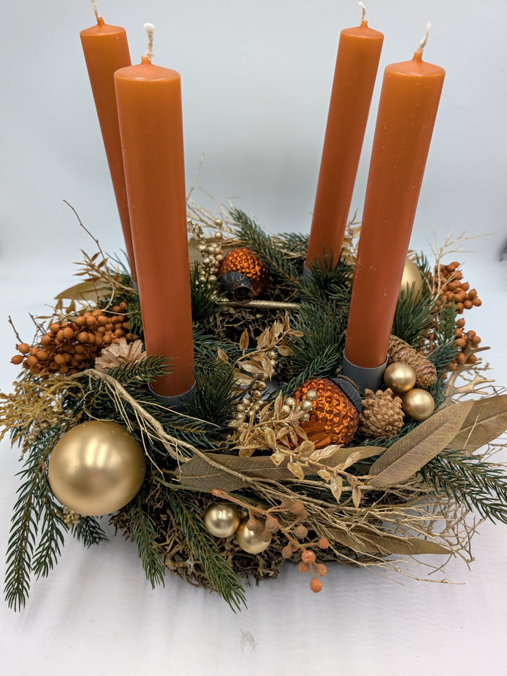 Adventskranz Stabkerzen Tanne Kugeln Zapfen orange gold – Ansicht 4