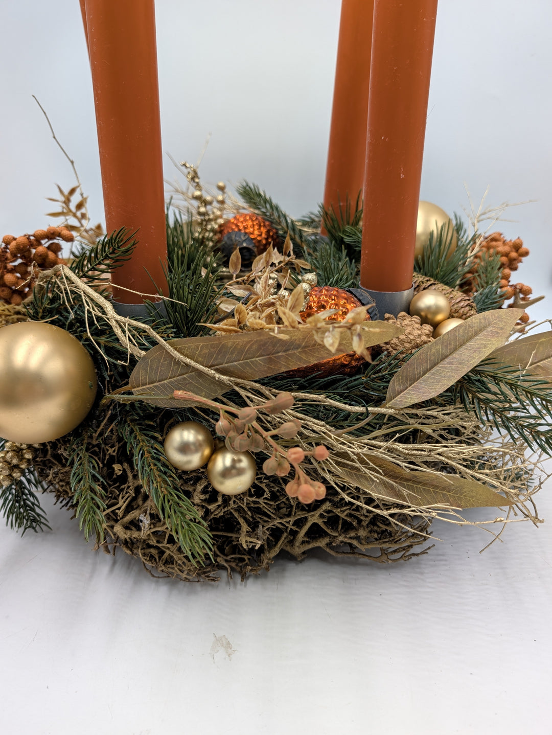 Adventskranz Stabkerzen Tanne Kugeln Zapfen orange gold – Ansicht 5