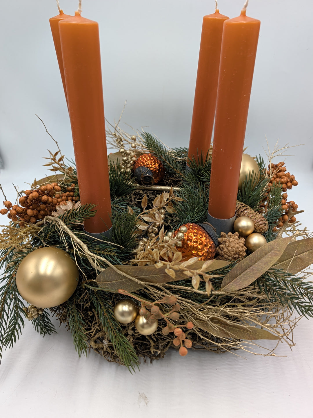 Adventskranz Stabkerzen Tanne Kugeln Zapfen orange gold – Ansicht 6