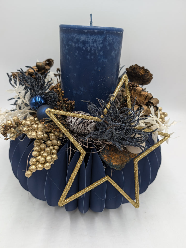 Weihnachtsgesteck Stern Zapfen Beeren blau gold mit Kerze – Ansicht 3
