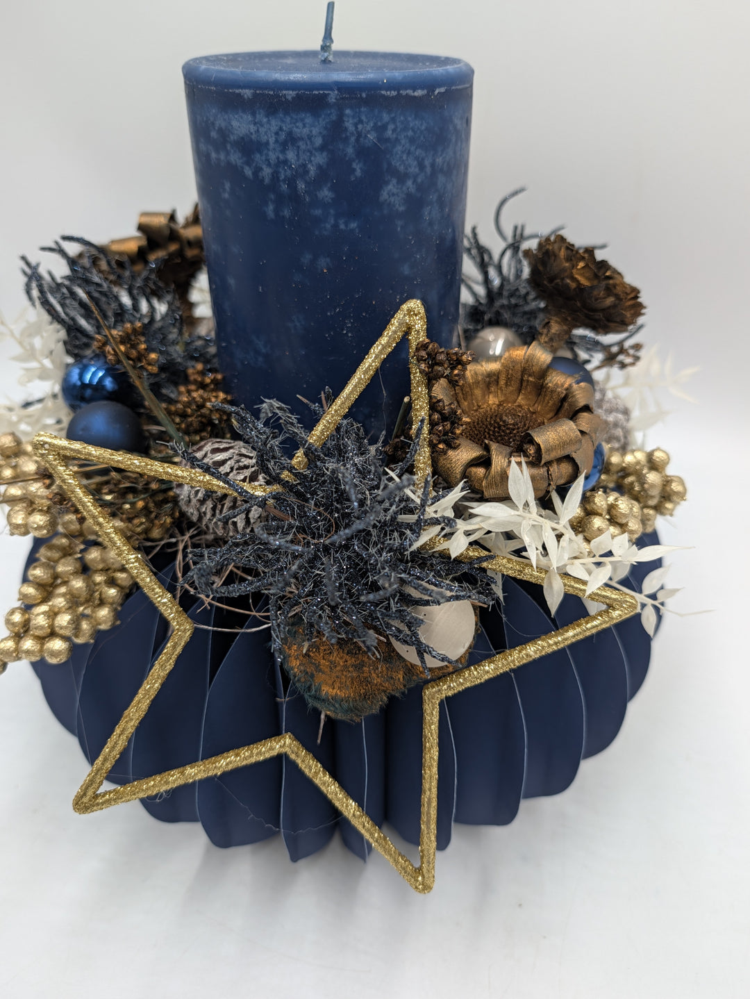 Weihnachtsgesteck Stern Zapfen Beeren blau gold mit Kerze – Ansicht 4