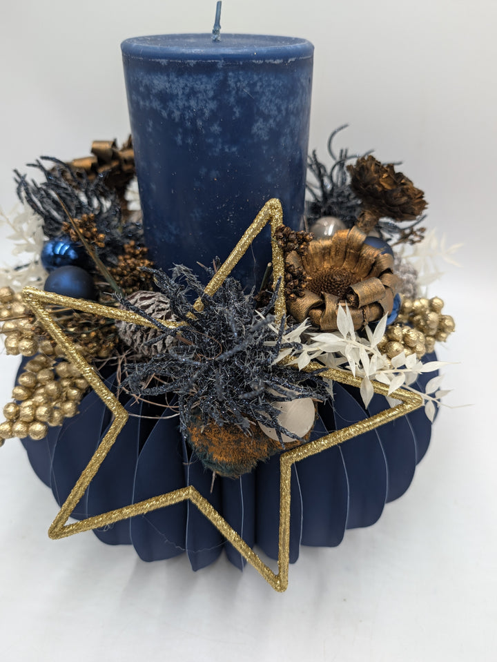 Weihnachtsgesteck Stern Zapfen Beeren blau gold mit Kerze – Ansicht 4