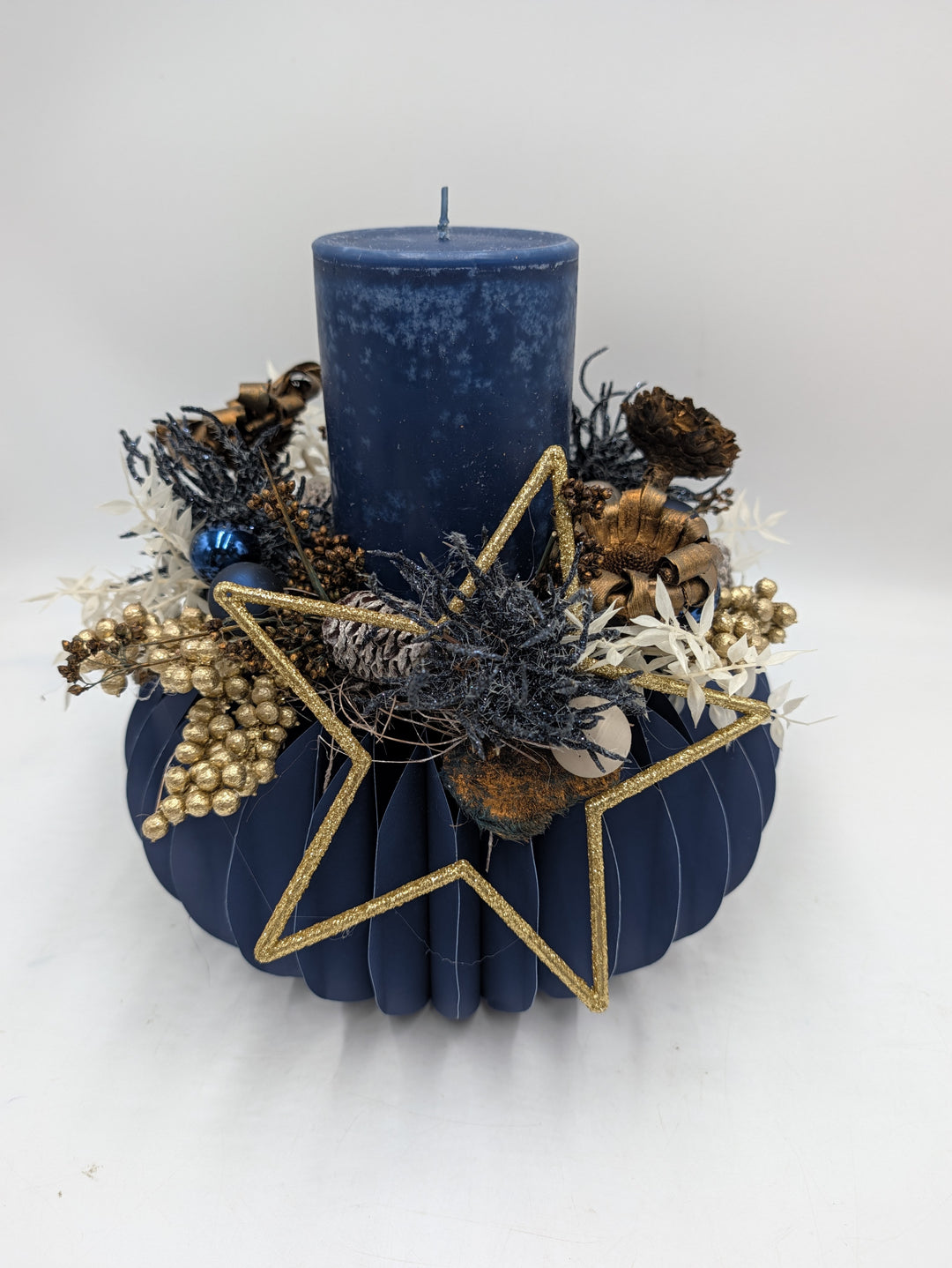 Weihnachtsgesteck Stern Zapfen Beeren blau gold mit Kerze – Ansicht 5