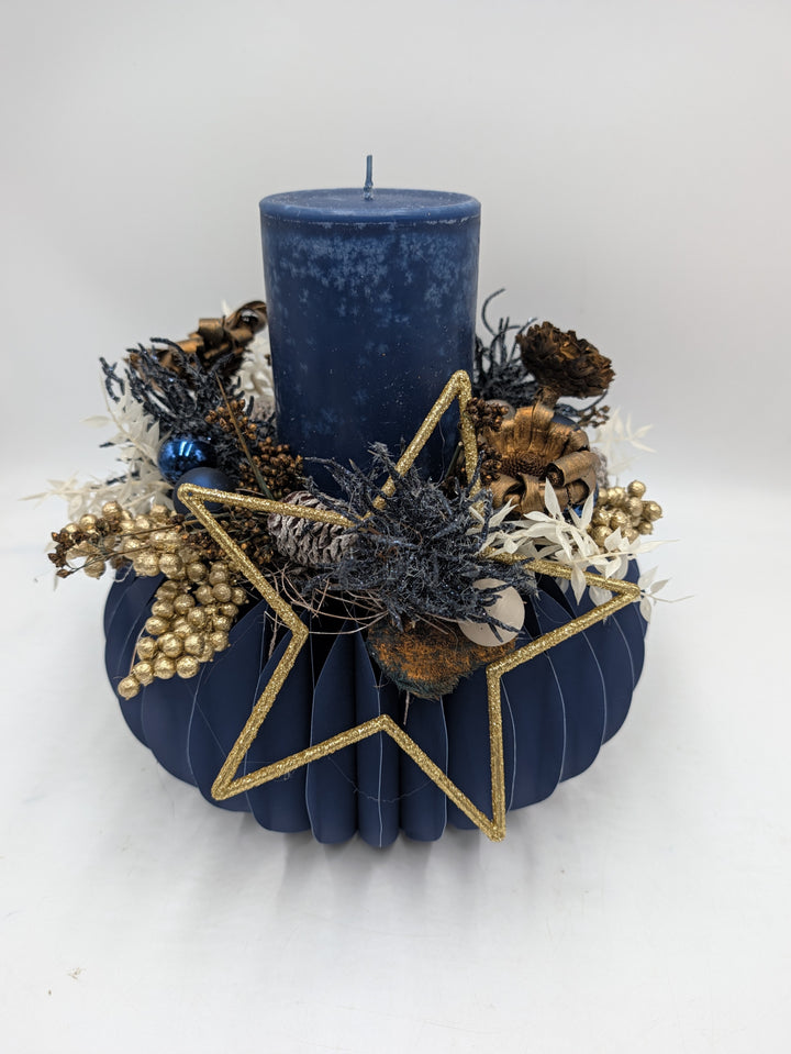 Weihnachtsgesteck Stern Zapfen Beeren blau gold mit Kerze – Ansicht 5