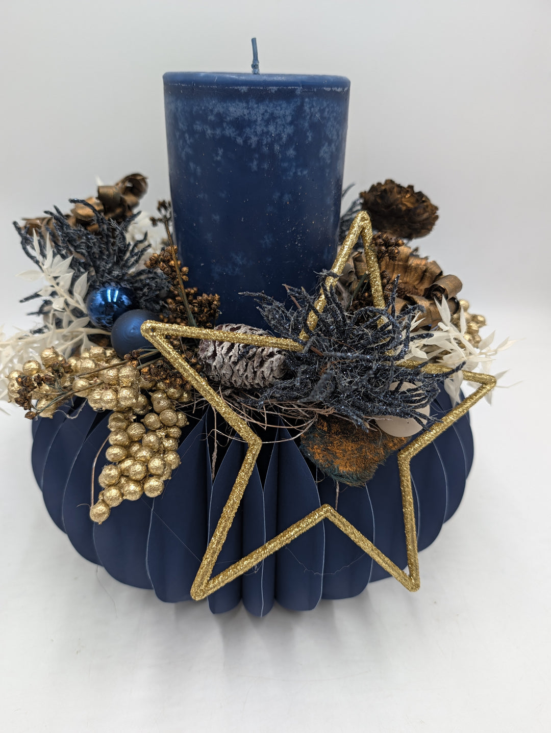 Weihnachtsgesteck Stern Zapfen Beeren blau gold mit Kerze – Ansicht 6