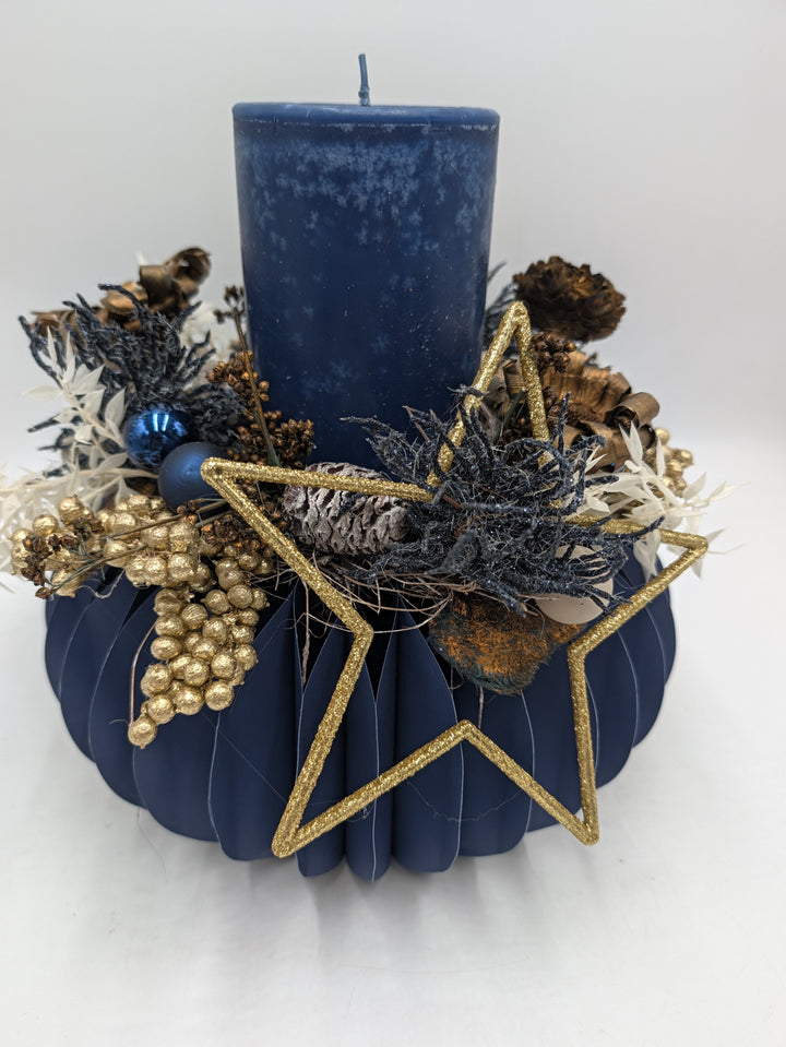 Weihnachtsgesteck Stern Zapfen Beeren blau gold mit Kerze – Ansicht 6