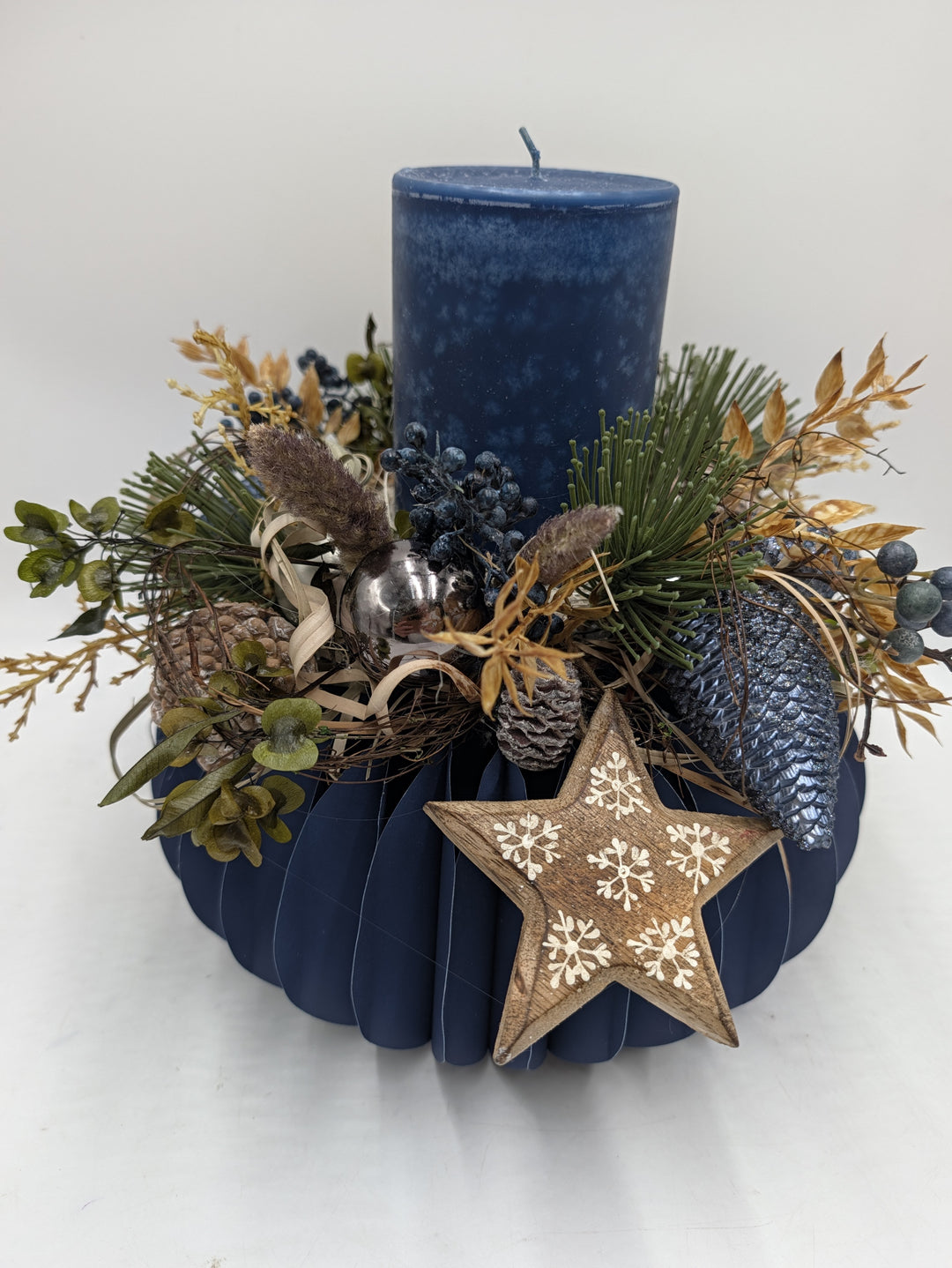 Wintergesteck Kerze Stern Zapfen Beeren blau – Ansicht 4