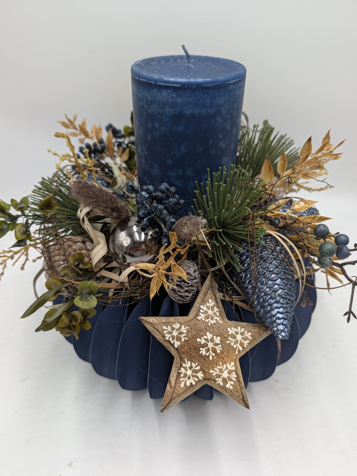 Wintergesteck Kerze Stern Zapfen Beeren blau – Ansicht 5