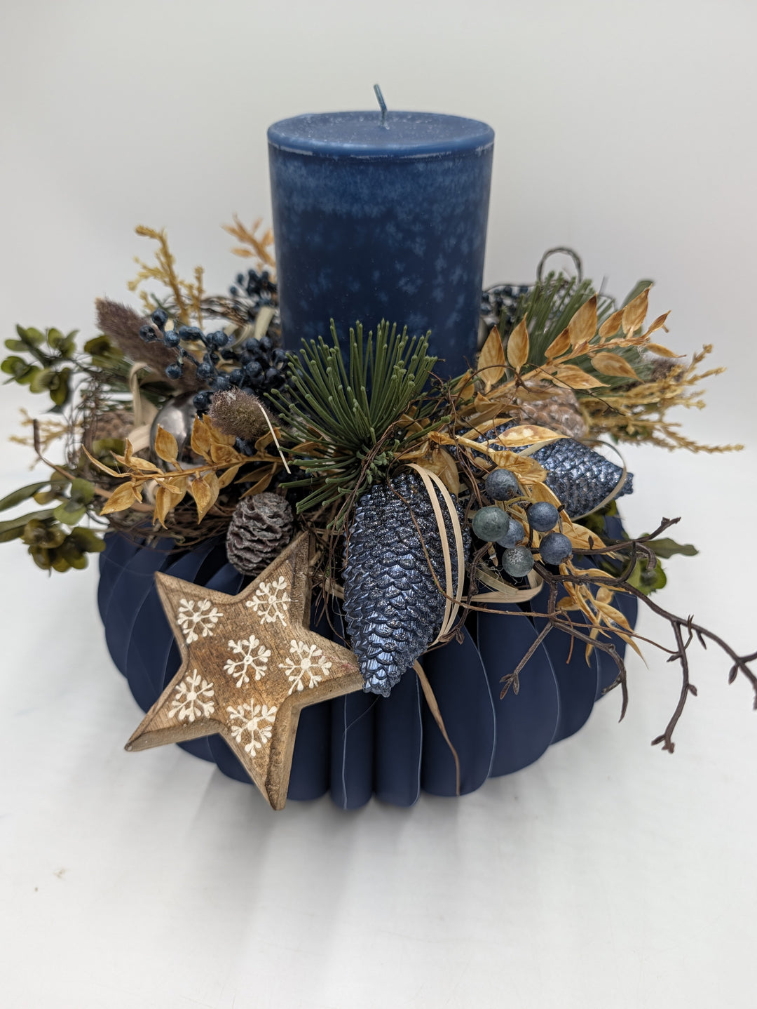 Wintergesteck Kerze Stern Zapfen Beeren blau – Ansicht 6