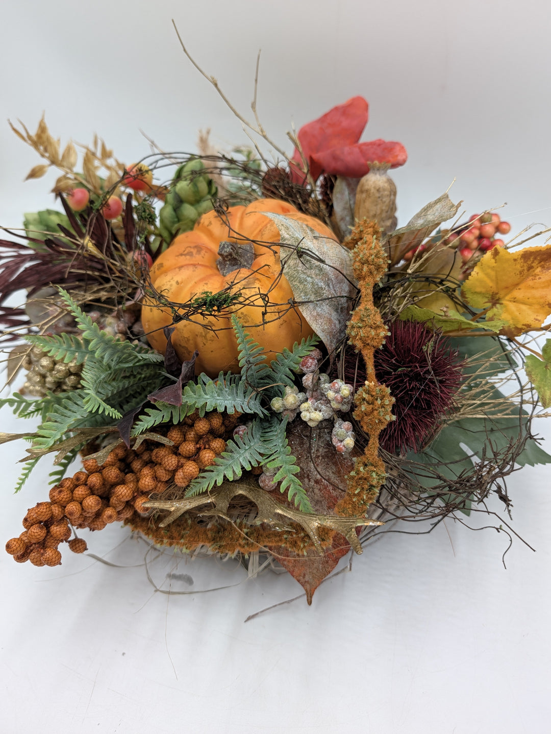 Herbstgesteck Kürbis Hopfen Beeren Farn orange grün – Ansicht 4