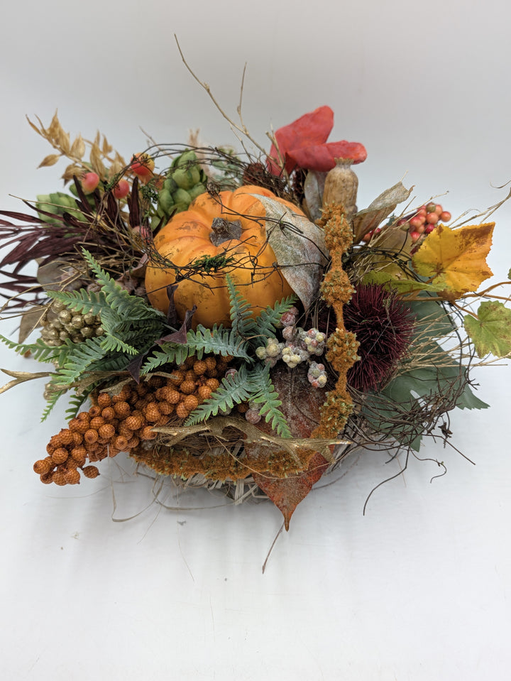 Herbstgesteck Kürbis Hopfen Beeren Farn orange grün – Ansicht 5