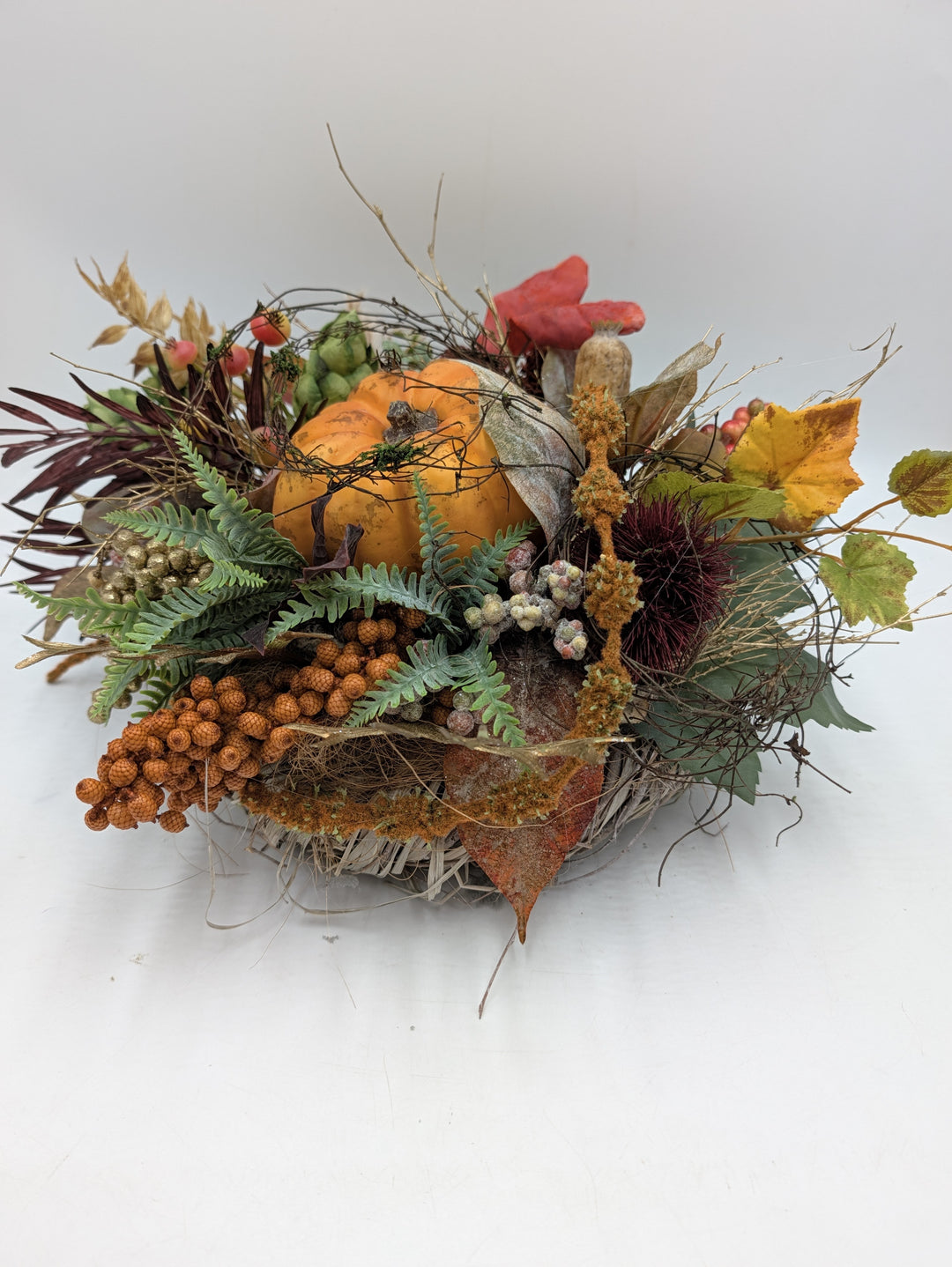 Herbstgesteck Kürbis Hopfen Beeren Farn orange grün – Ansicht 6
