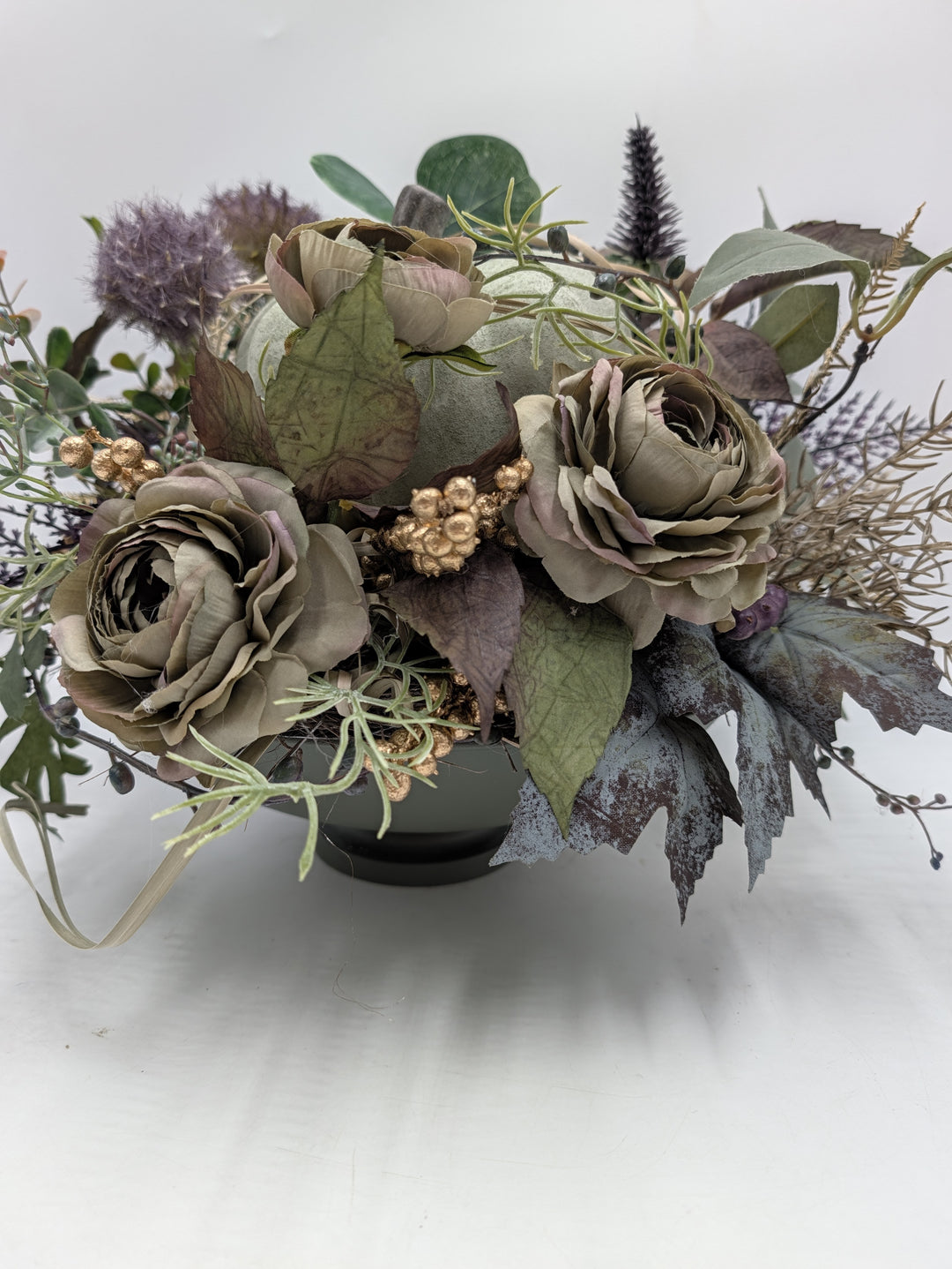 Herbstgesteck Kürbis Rosen Disteln gruen lila – Ansicht 3