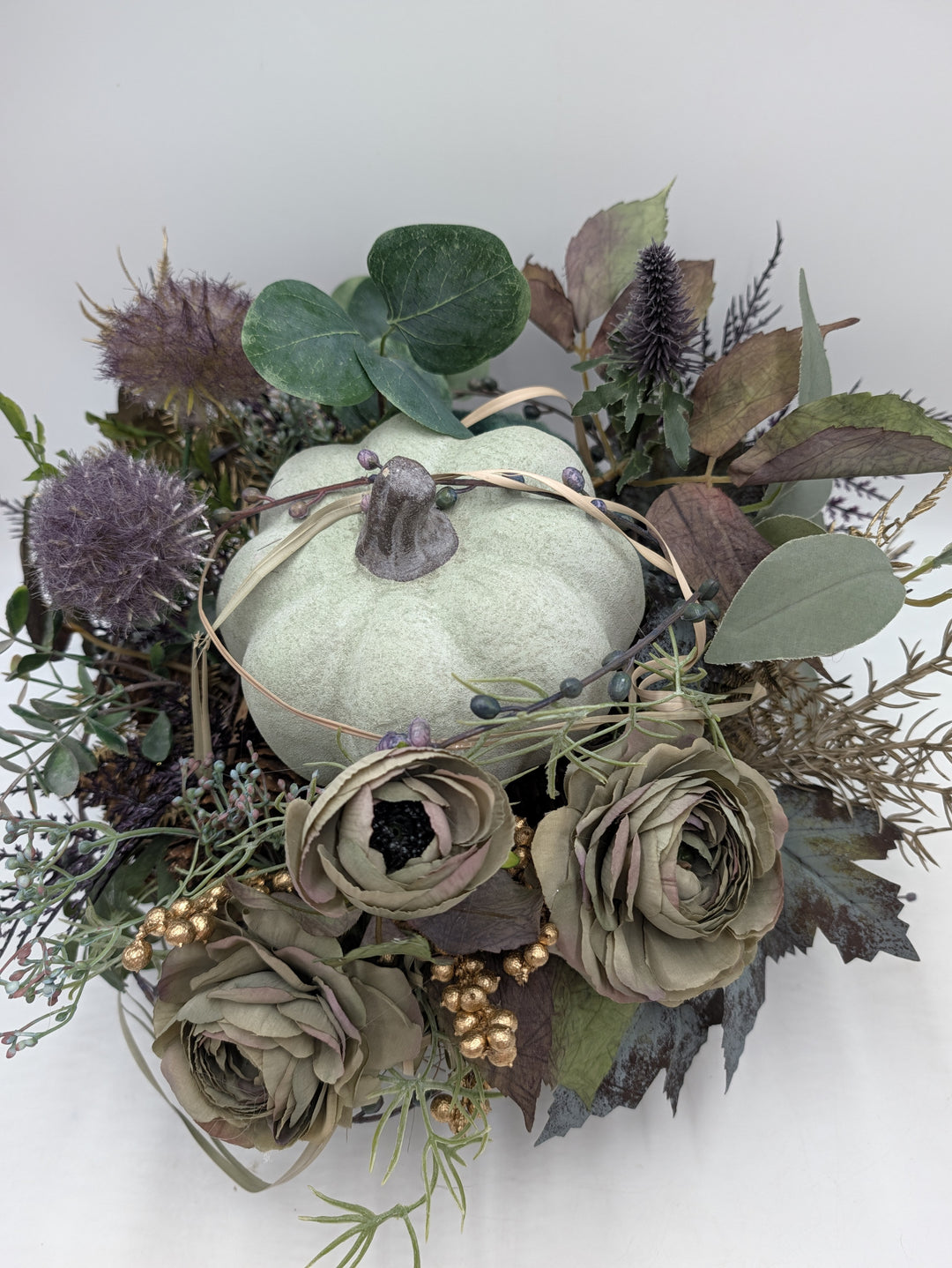 Herbstgesteck Kürbis Rosen Disteln gruen lila – Ansicht 4