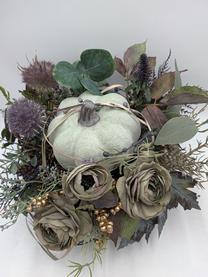 Herbstgesteck Kürbis Rosen Disteln gruen lila – Ansicht 4