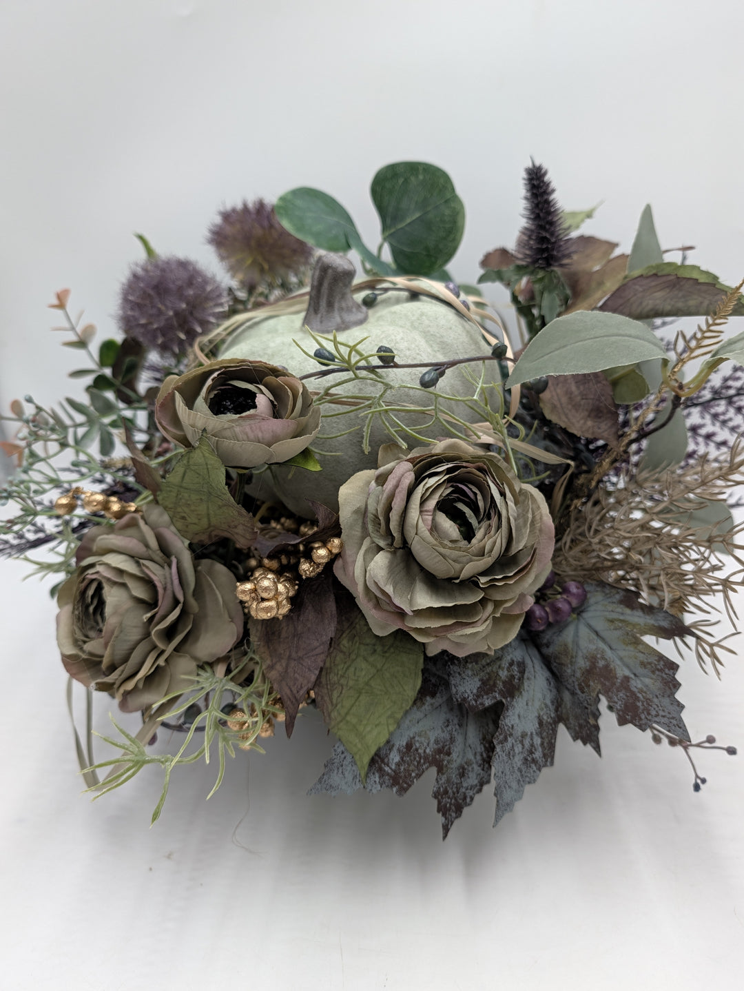 Herbstgesteck Kürbis Rosen Disteln gruen lila – Ansicht 5
