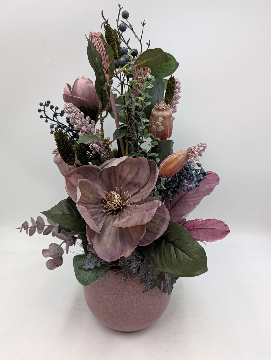 Gesteck Magnolie Beeren Federn altrosa blau in Keramikvase – Ansicht 3